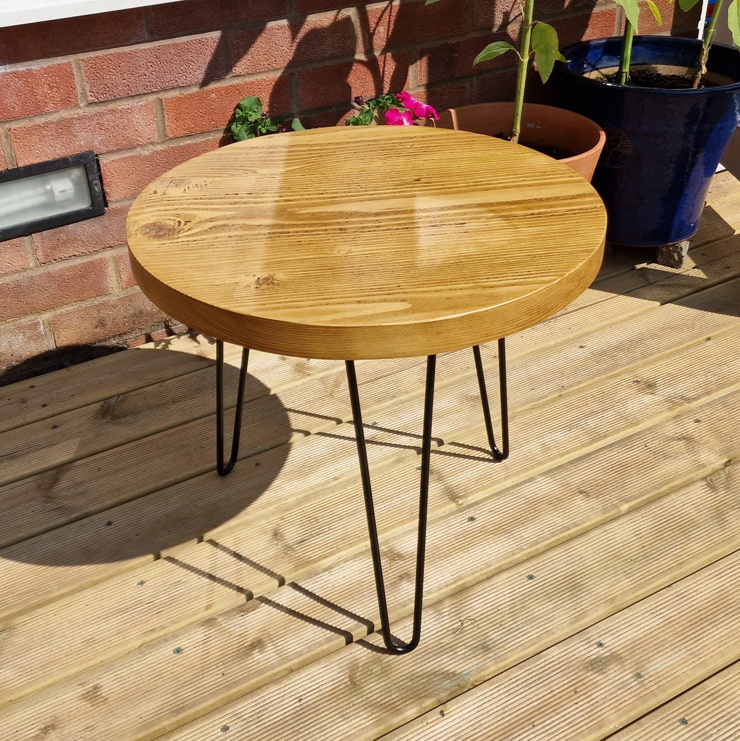 Round Coffee Table with Black Hairpin Legs